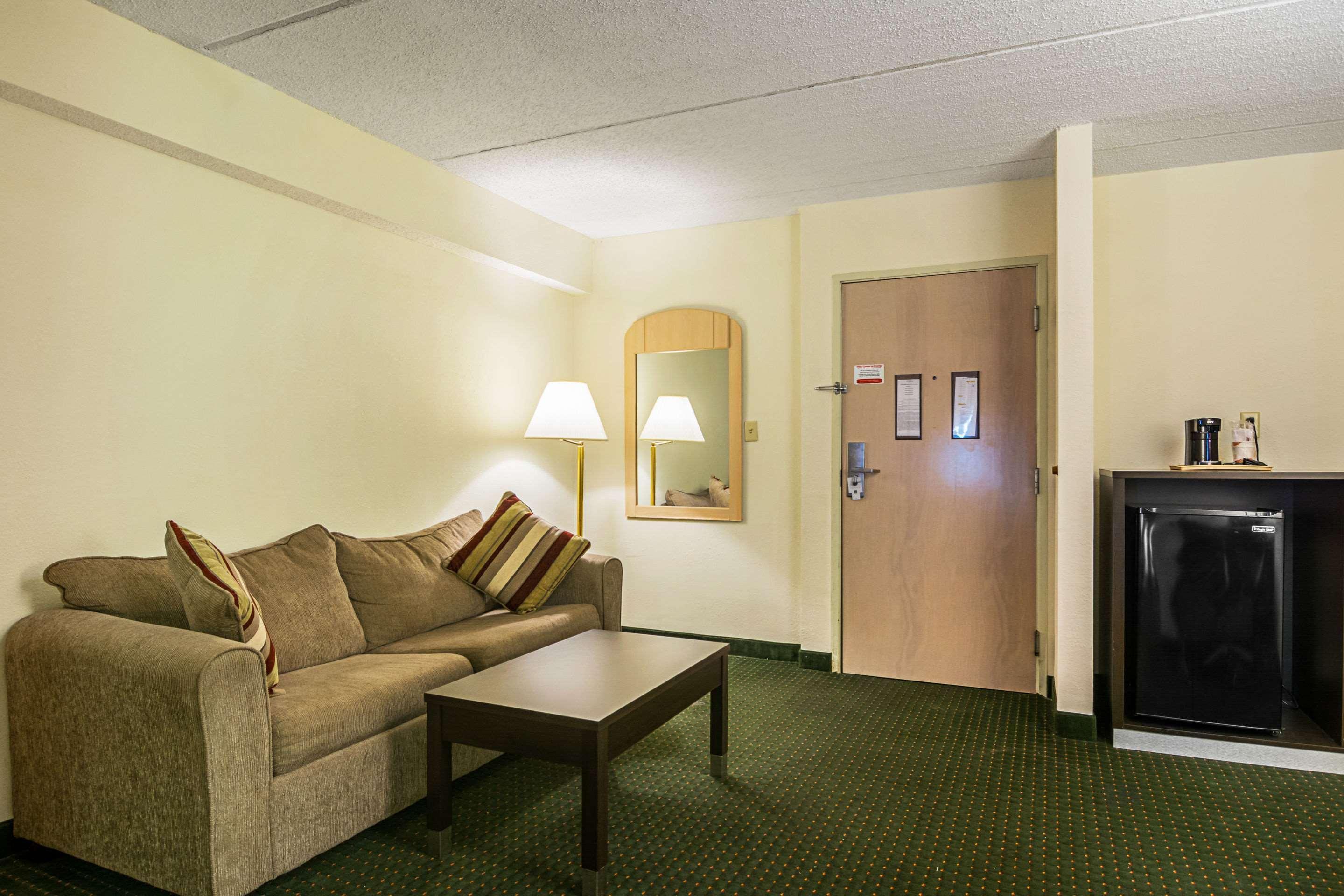 Quality Suites Atlanta Airport East Forest Park Exterior foto