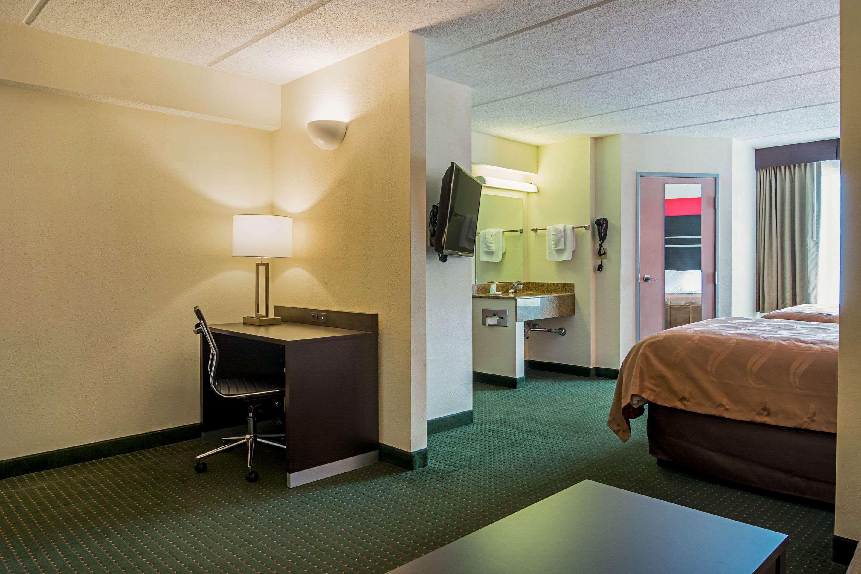 Quality Suites Atlanta Airport East Forest Park Exterior foto