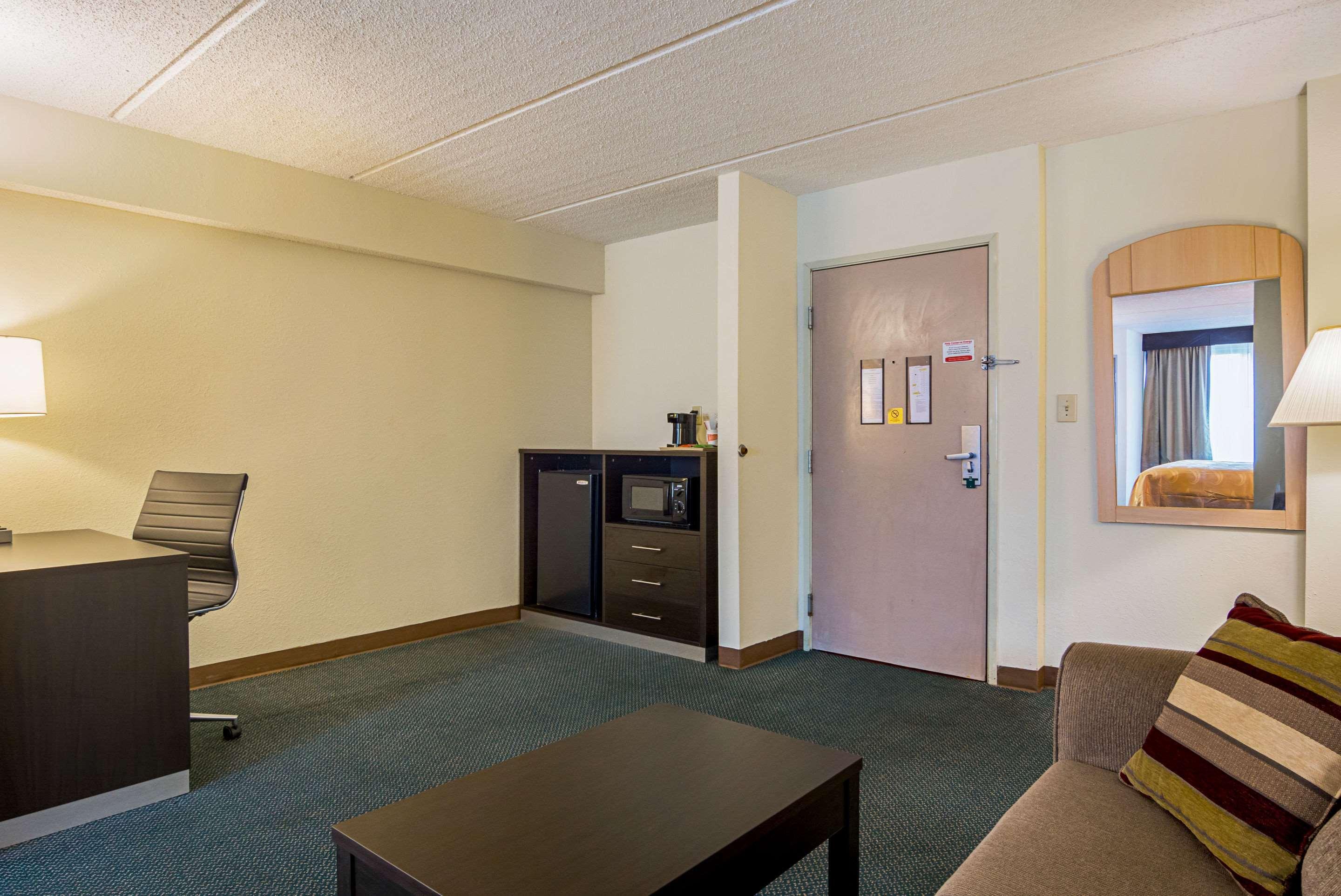 Quality Suites Atlanta Airport East Forest Park Exterior foto